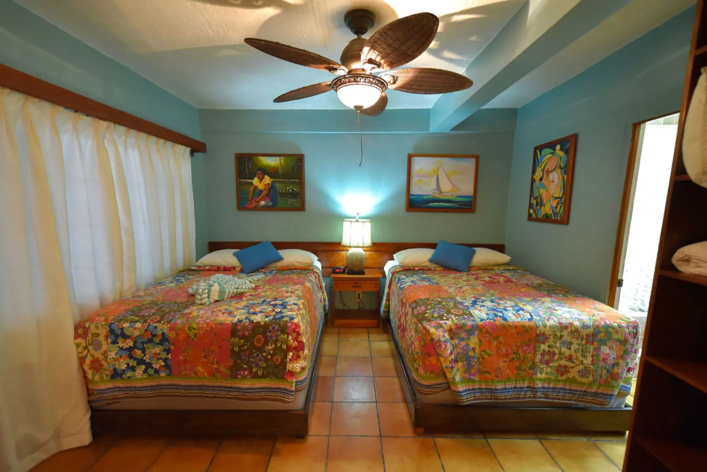 Blue Tang Inn - Beachfront Suites and Pool