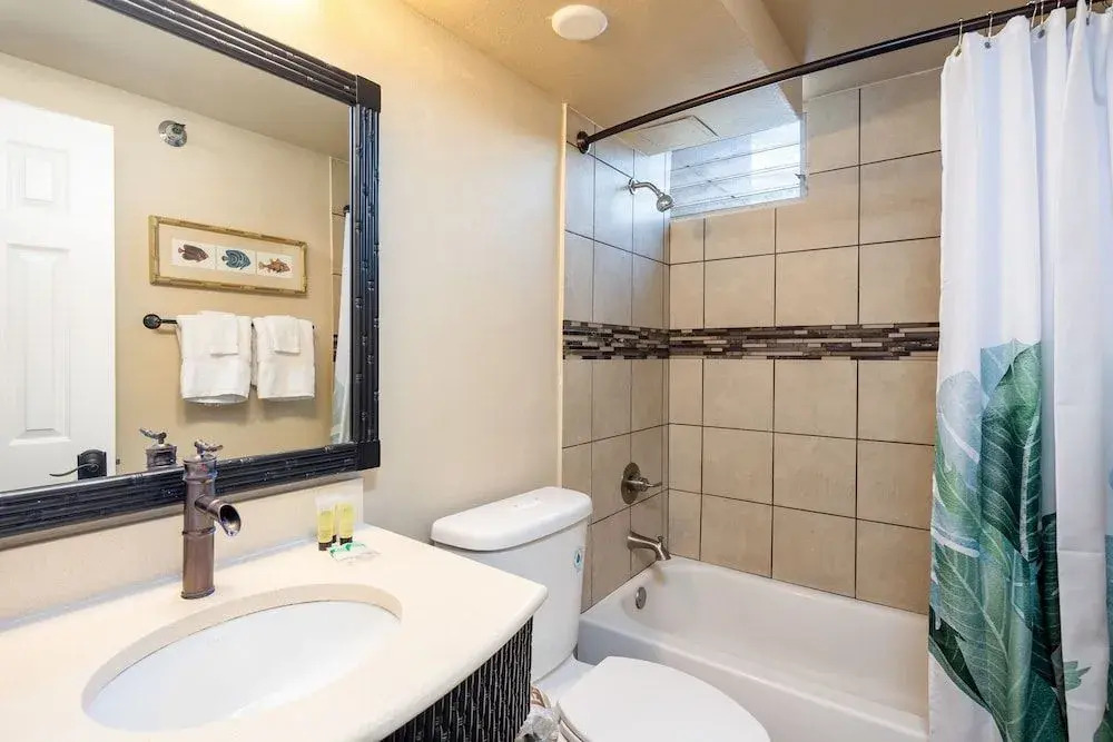 Gorgeous One Bedroom Bamboo Blocks From the Beach by Redawning