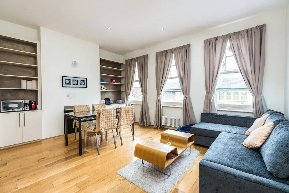 Sleek 2BD Flat Super Central to London Town!
