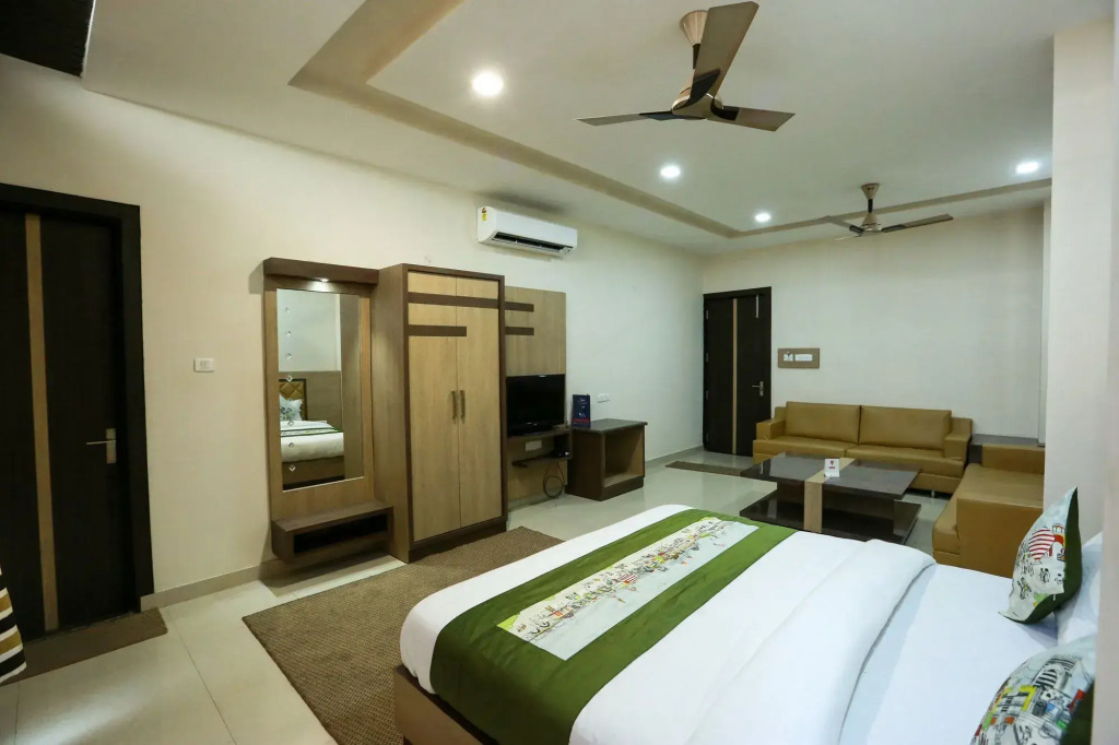Royal Crown By OYO Rooms