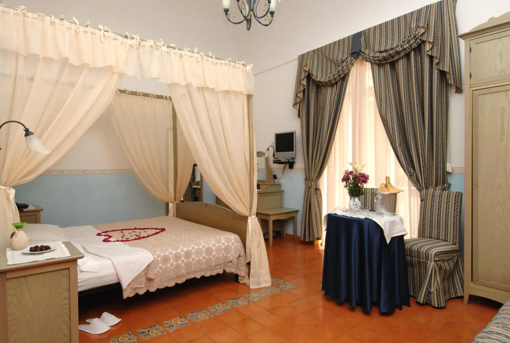 Hotel Antica Repubblica in the historical center 2 minutes away,at 170mt, from the Sea