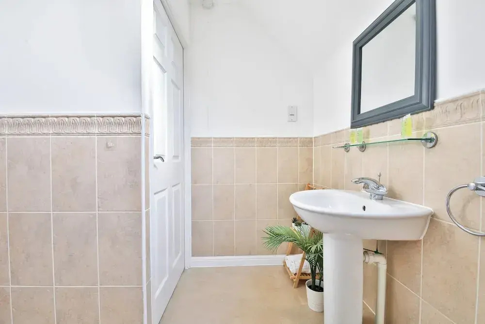 2 Bed House Near Beach with Free Parking