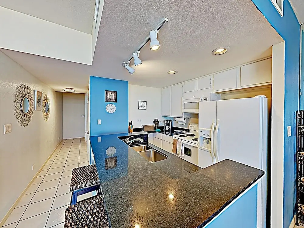 New Listing! Posh W/ Pool - Steps To Beach 2 Bedroom Condo
