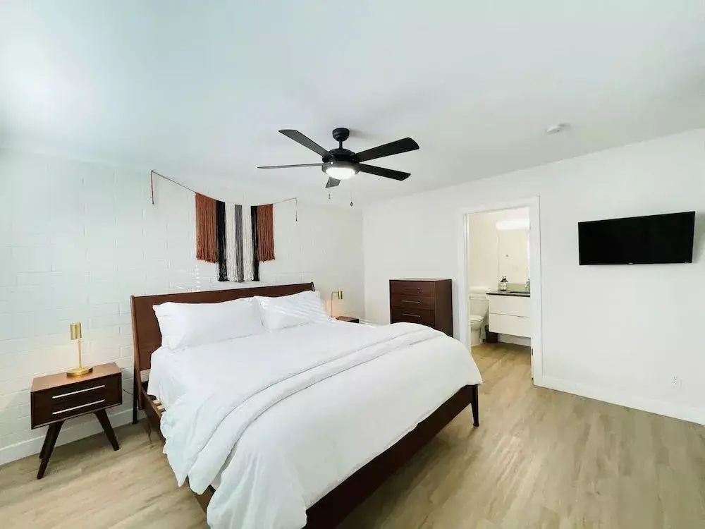Walkable OTS Mid Century Condo-Pool