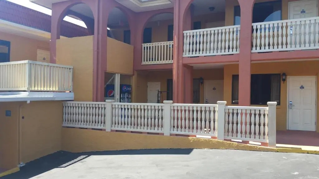 La Bella Inn - POOL OPEN