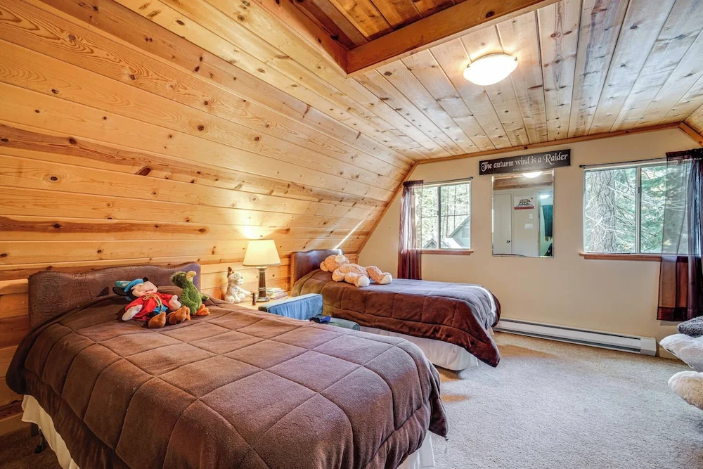 Near Slopes, Donner Lake & Trails! Woodsy Retreat