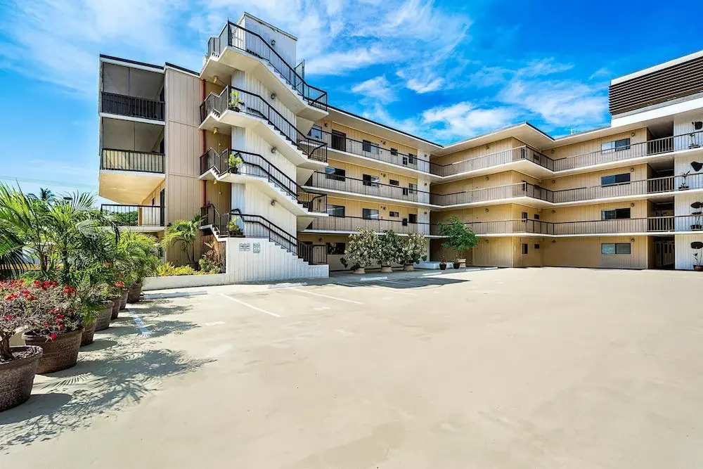 Kona Plaza#402