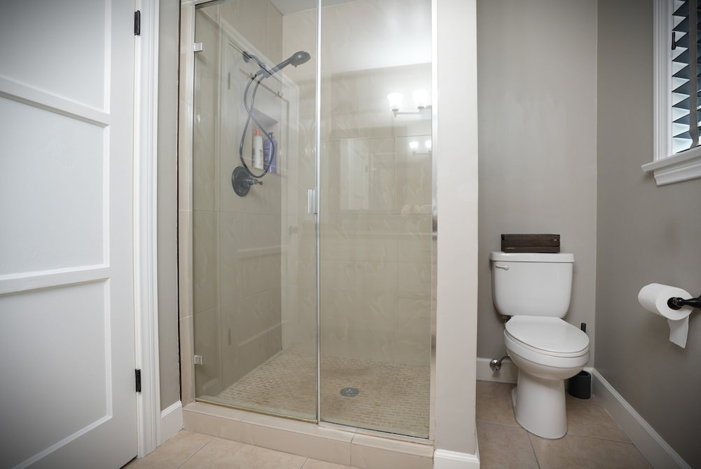 Designer decorated 6 bedroom 4 bath pool home