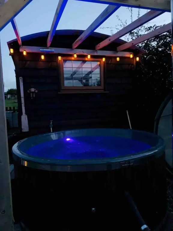 Cute and Cosy Shepard hut With Wood Fuel hot tub