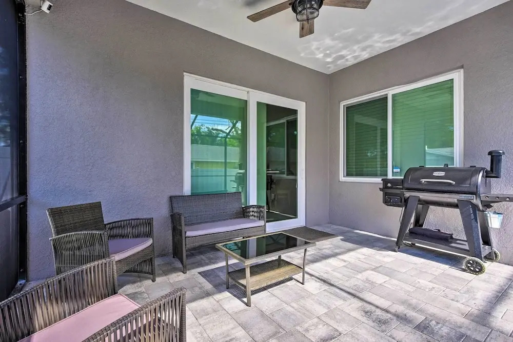 Beautiful Getaway ~ 4 Miles to Venice Beach!