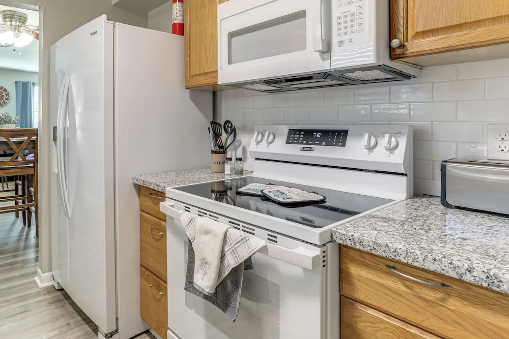 1 Mi to Lsu, Tiger Stadium! Lovely Home w/ Parking