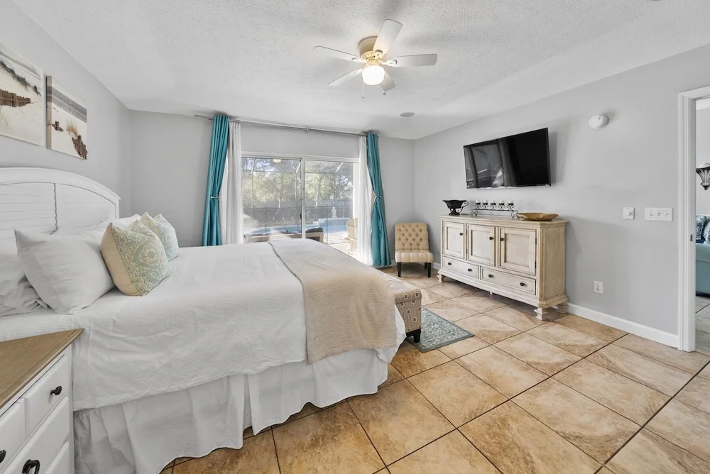 Sea-renity - 3 Br home by RedAwning