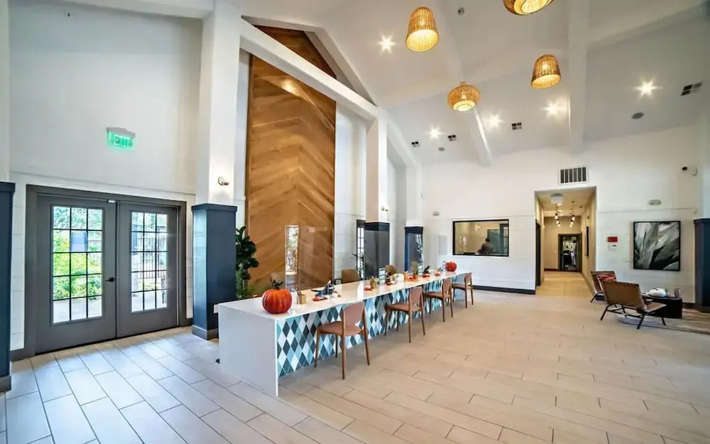 Ideal 2BR King Suite w Gym Pool Close to Downtown