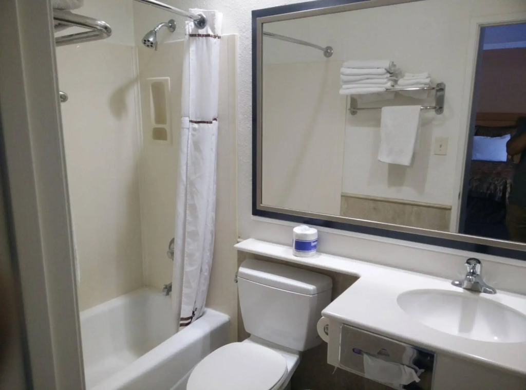 Anaheim Islander Inn and suites near Park and Convention center