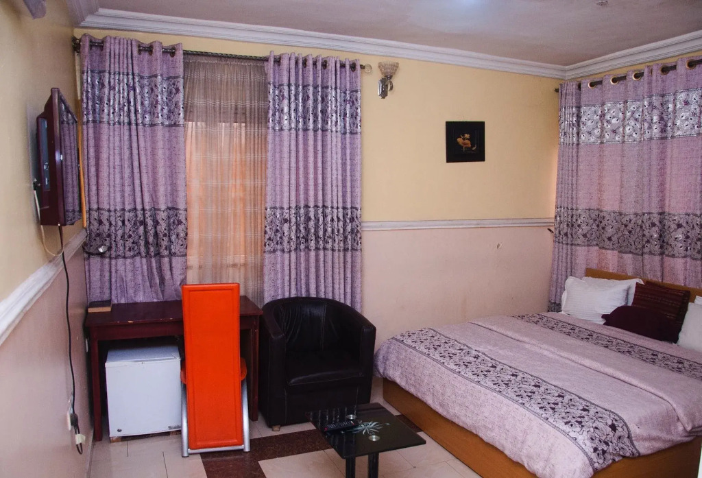 Maxton Suites