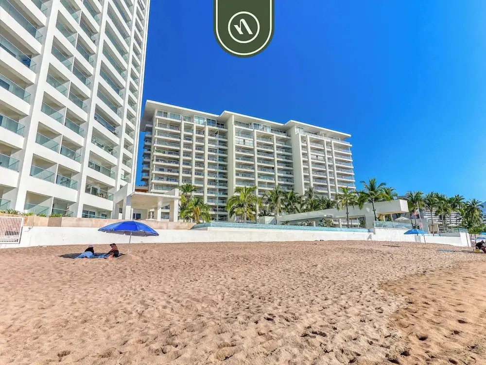 Luxury Oceanfront Studio - Beach - Pools - Gym