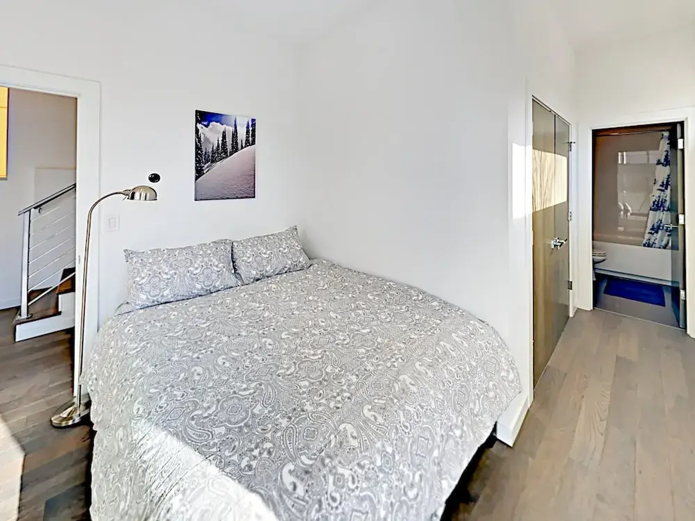 New ! Private Rooftop Deck W/ City Views 3 Bedroom Townhouse