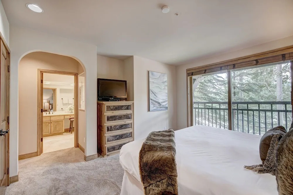 Luxury 4 Bed Pines Townhome Amongst The Peace And Quiet 4 Bedroom Townhouse by RedAwning