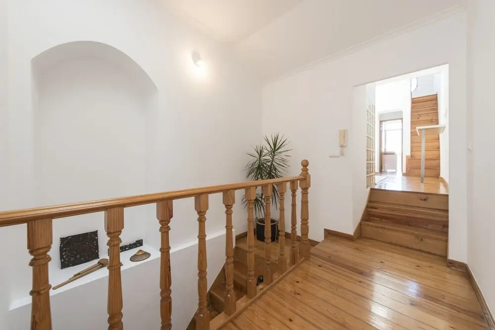 Bright and Airy Apt with balcony by LCH