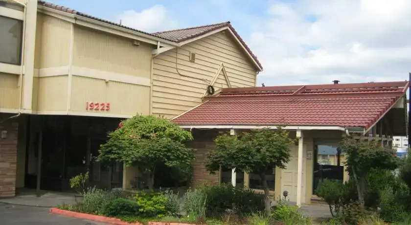 Sandstone Inn & Airport Parking