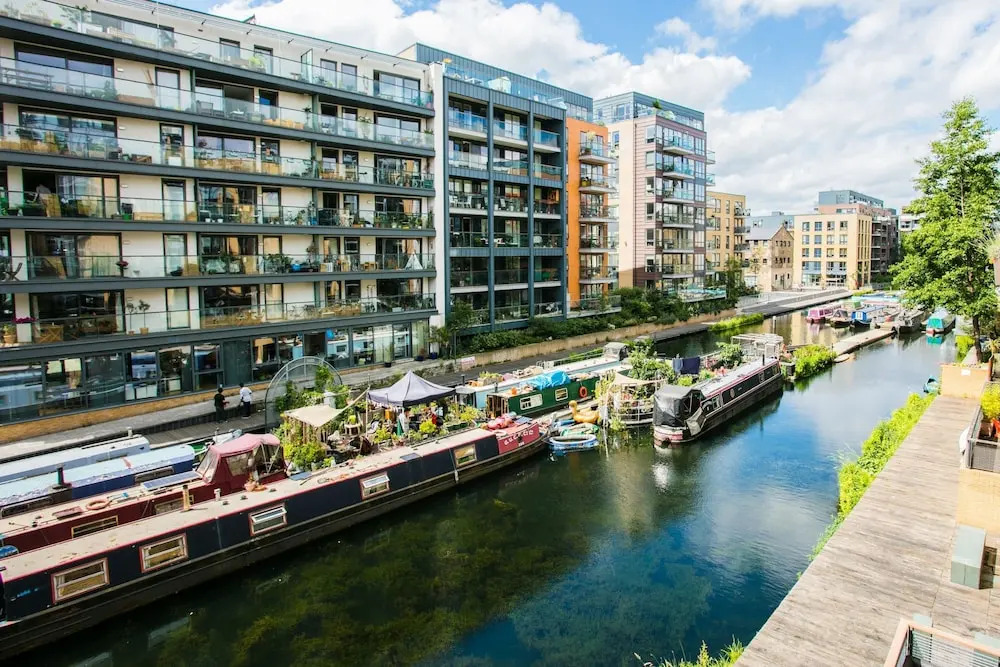 Beautiful 2-bedroom Flat With Balcony in E London