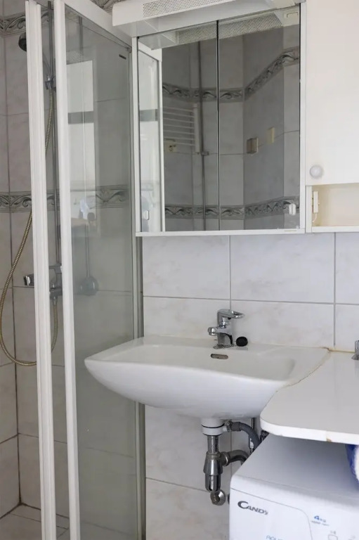 2ndhomes Charming 2BR Home w Balcony