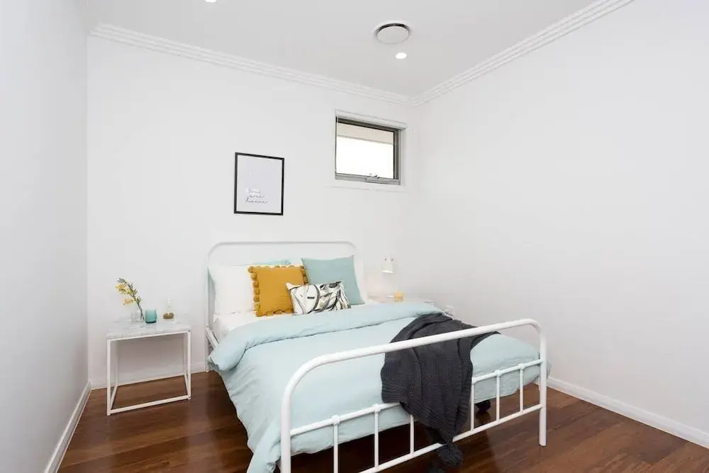 5 Bedroom Sydney Mansion with Parking