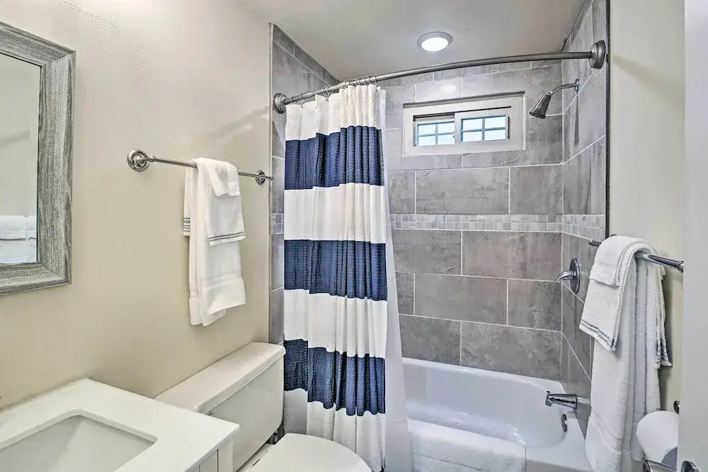 Near Nat'l Park: Hollywood Park Hot Springs Home