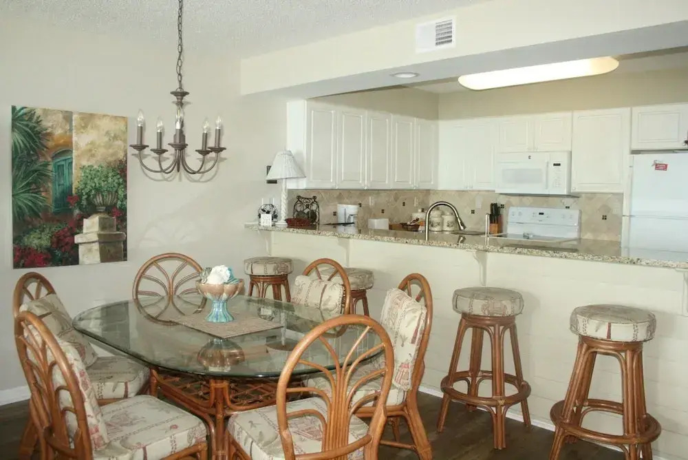 Sunrise Pointe 11f 3 Bedroom Condo by RedAwning