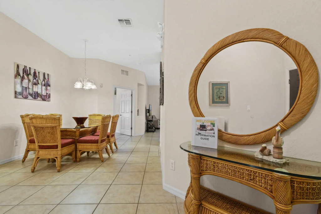 Ground floor unit lake view, best location, Davenport, US