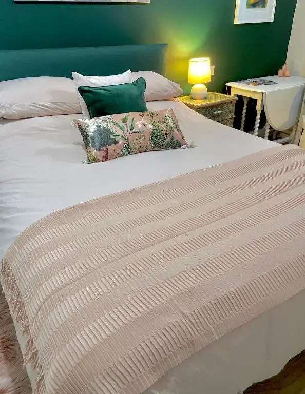 Stunning ANNEXE 1 luxury bedroom, eating area & bathroom only!