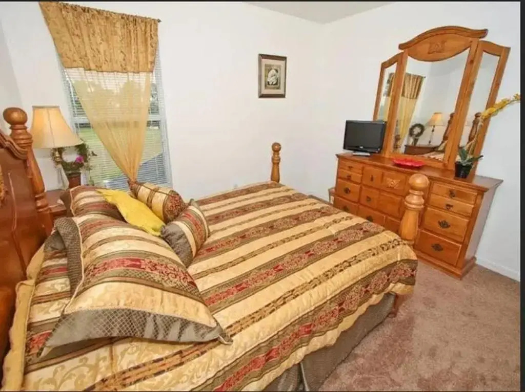 7 Bedroom, 4.5 Bath & Enclosed Pool. Lake View and 3 Miles to Disney!