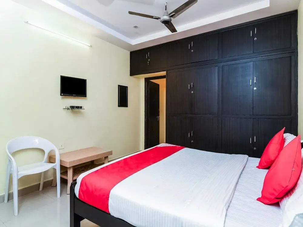 OYO 14207 Royal Residential Lodge
