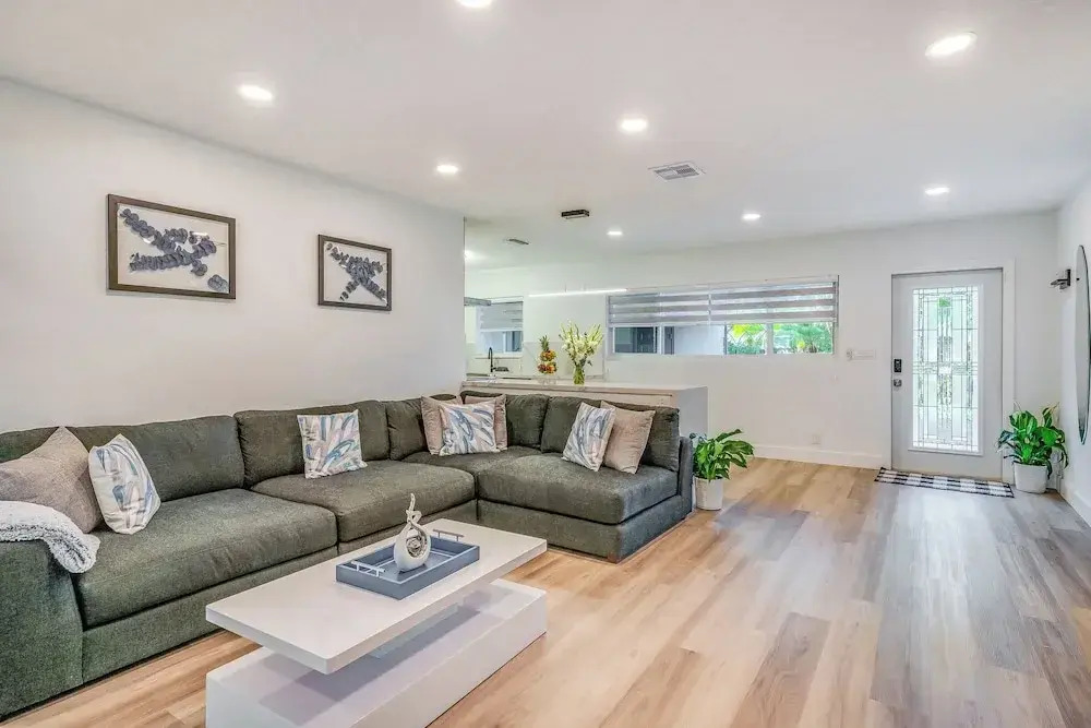 Friendly Fox Luxury Home with Pool & Spa