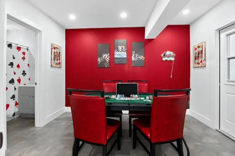 3-BDR Guitar House, Walk to Casino, located close to EVERYTHING