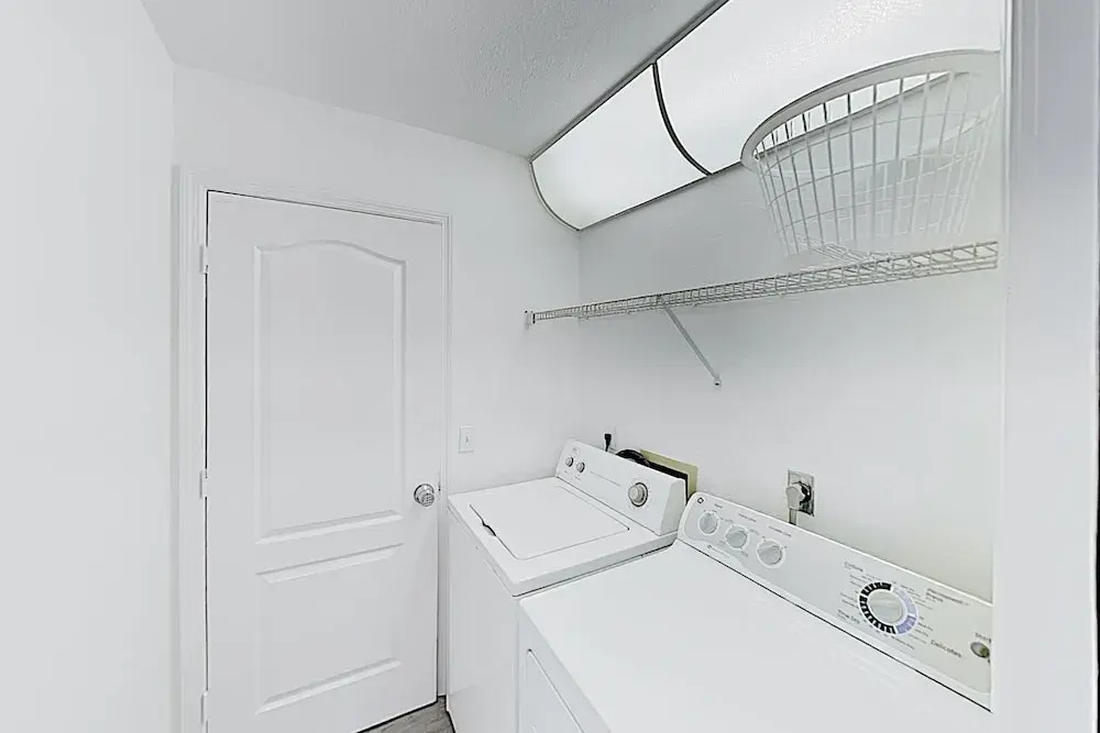Sparkling W/ Private Lanai & Caged Pool 3 Bedroom Home