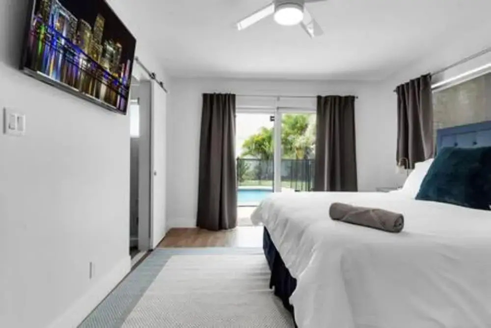 617 NW 30 CT Pool Patio 5Bd 3bath Fire Pit Parking for 3