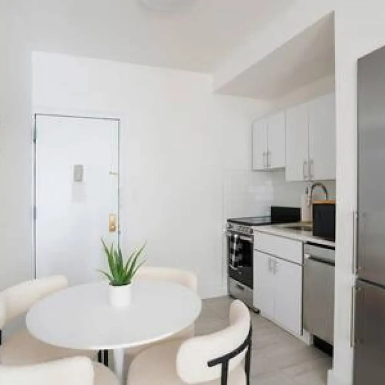 444-2e Modern 2BR Hell s Kitchen