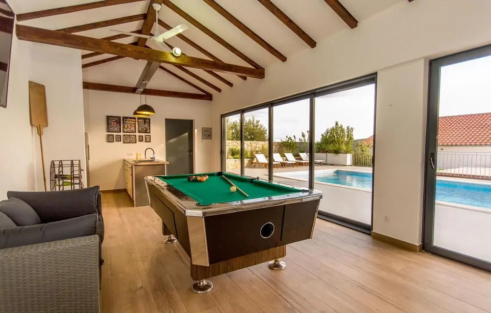 Amazing Home in Donje Sitno with Outdoor Swimming Pool, Hot Tub & 4 Bedrooms