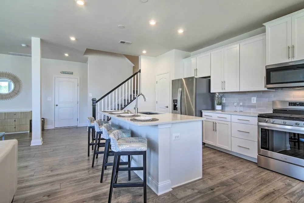 Beach Shuttle & Pool: Bishop's Landing Townhome
