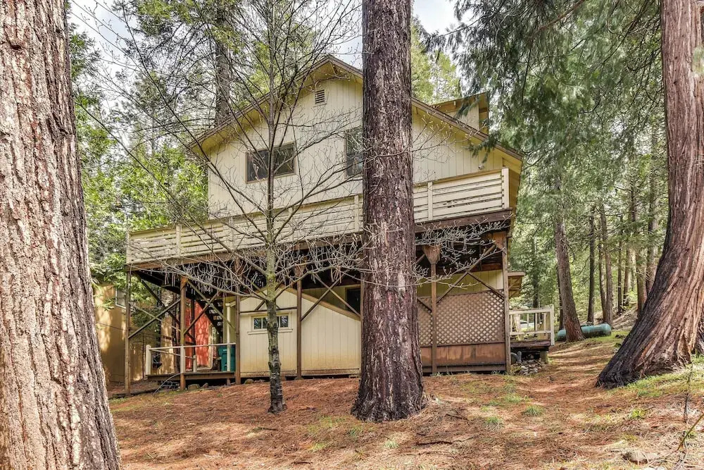 2 Mi to Mi-Wuk Village: Cabin w/ Large Deck