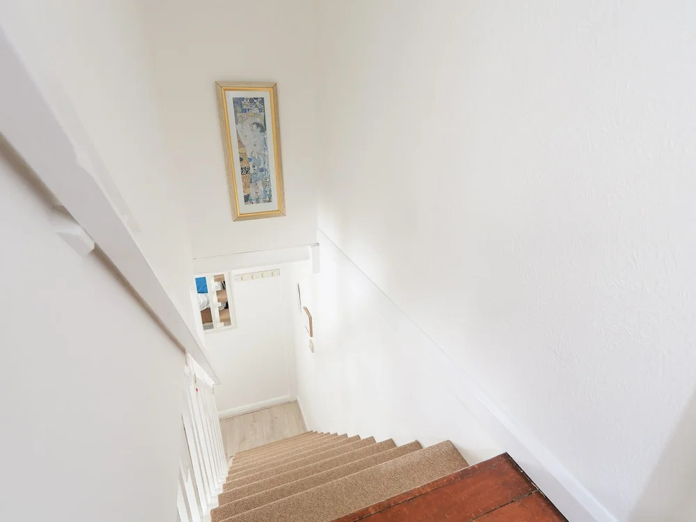 4 Thornlea Mews