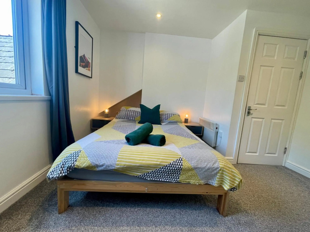 6 Person, 4 Bedroom Light, Warm & Modern Apartment