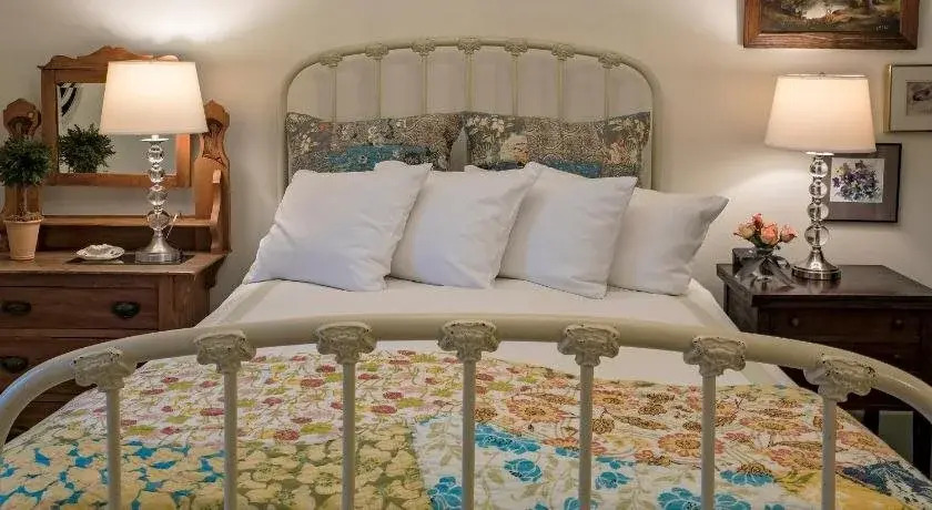 Clementines Guest House & Vacation Rentals
