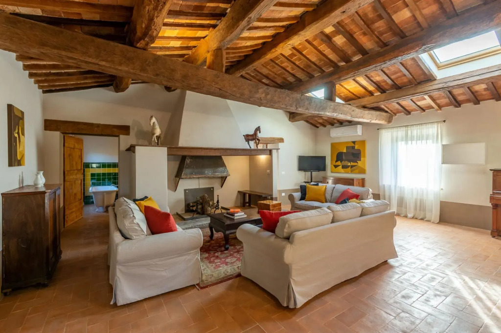 Podere Acqua Calda is an old stone farmhouse, recently renovated, located within walking distance fr-Podere Acqua Calda