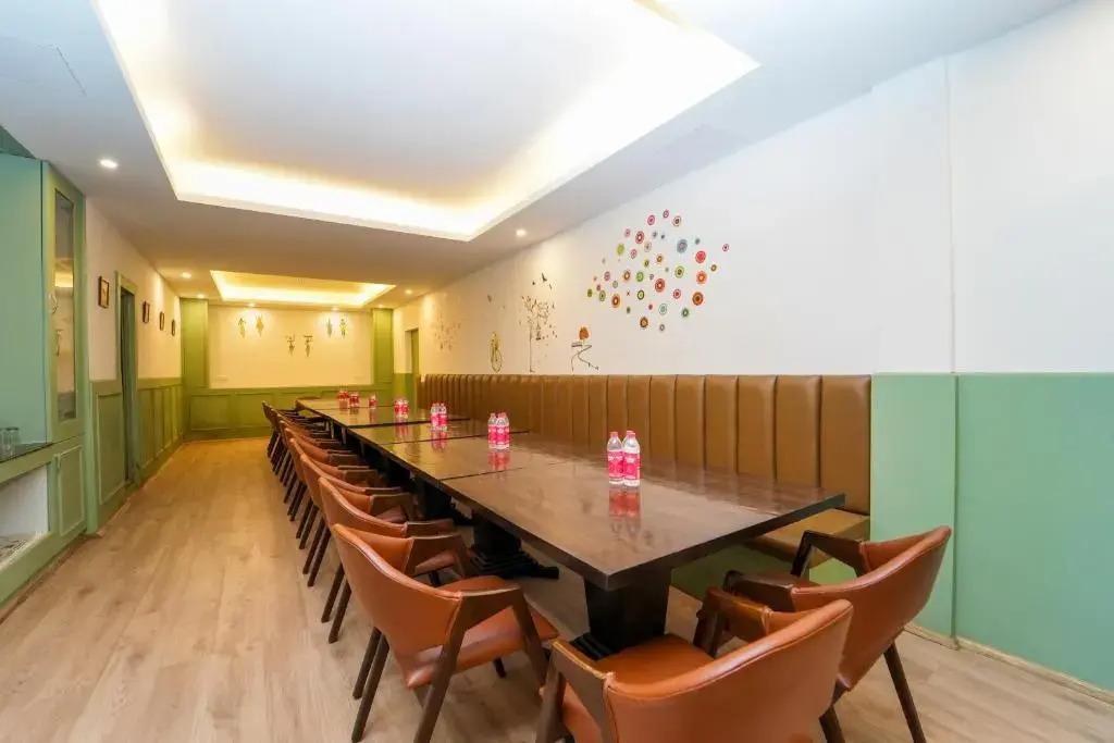 Hotel Glenroy By DLS Hotels