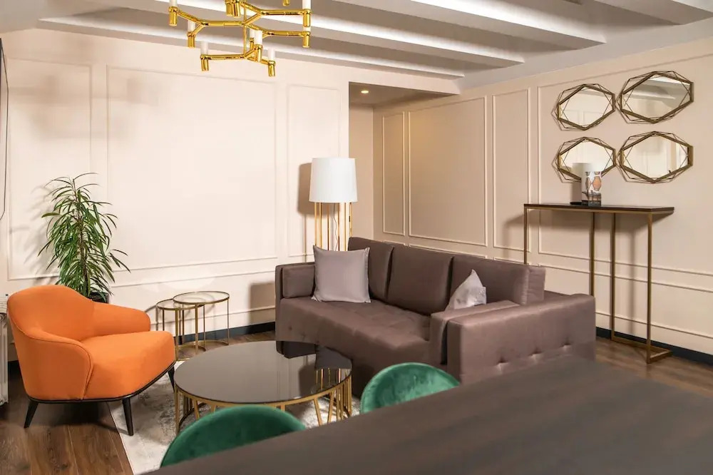De Paris Apartments