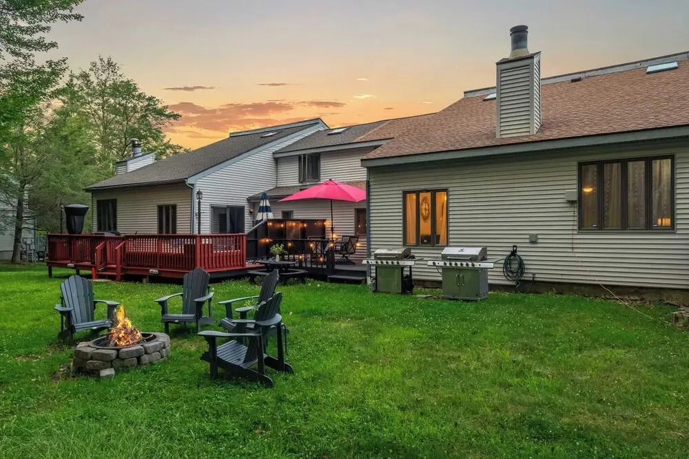 Lakeside Haven Ping Pong, Fire Pit & Mins to Big Boulder & Lake Harmony