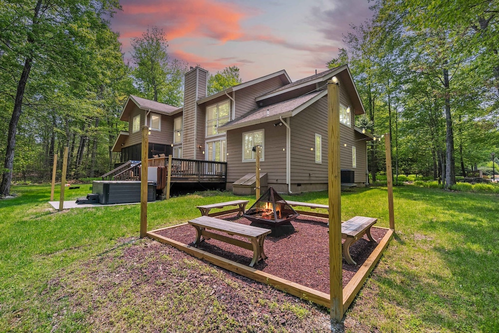 Mins2 Jfbb Split Rock With Hot Tub and Game Room