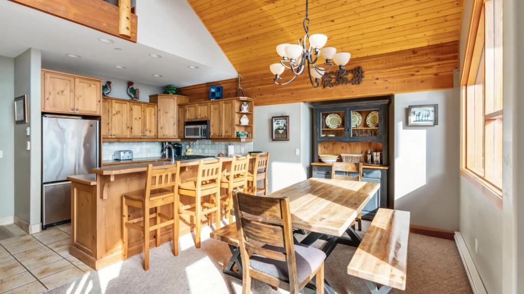 Coyote Creek - Large Ski In/Ski Out Chalet with Amazing Views & Private Hot Tub